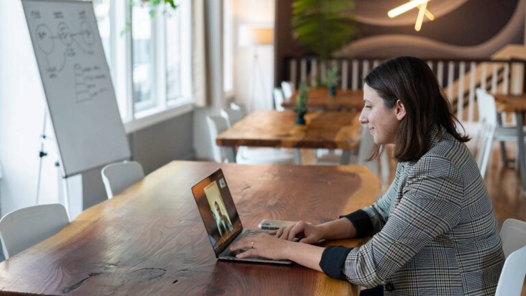 Femme d'affaire faisant un vidéo call sur son ordinateur portable