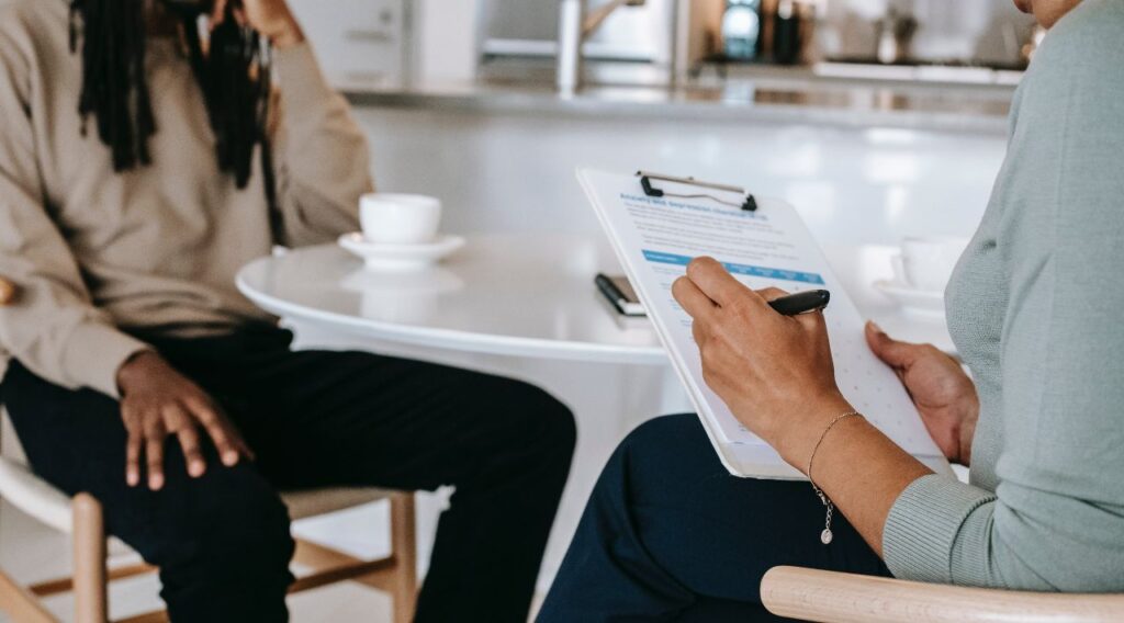 recruteur faisant un interview d'un candidat pour évoluer ses compétences