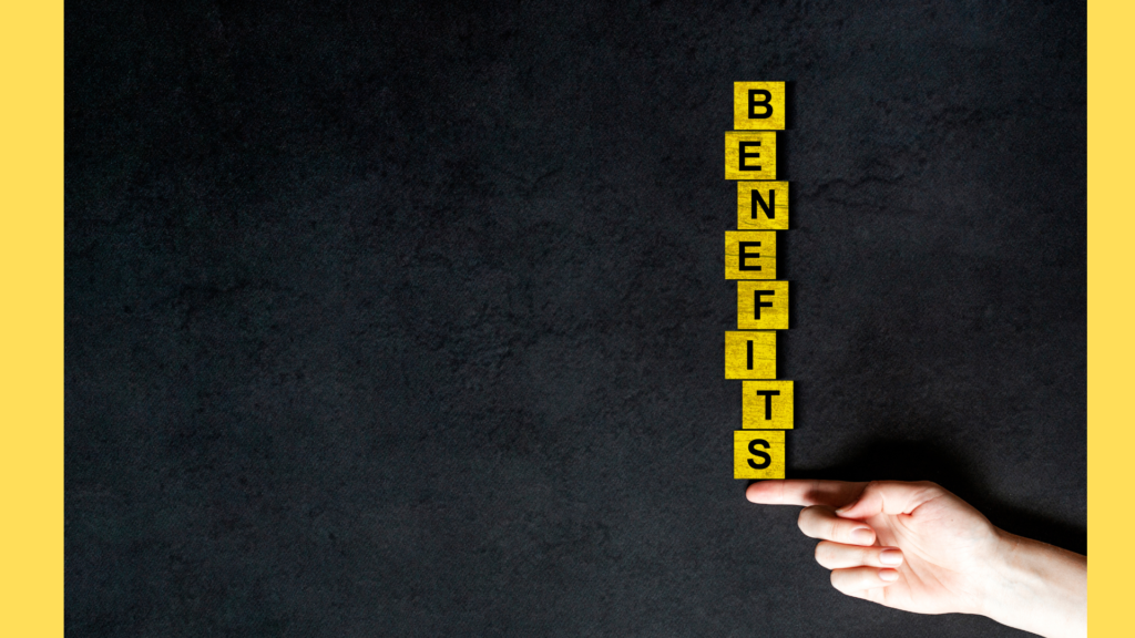 Mot " BENEFITS" (avantages) écrit verticalement sur un fond sombre