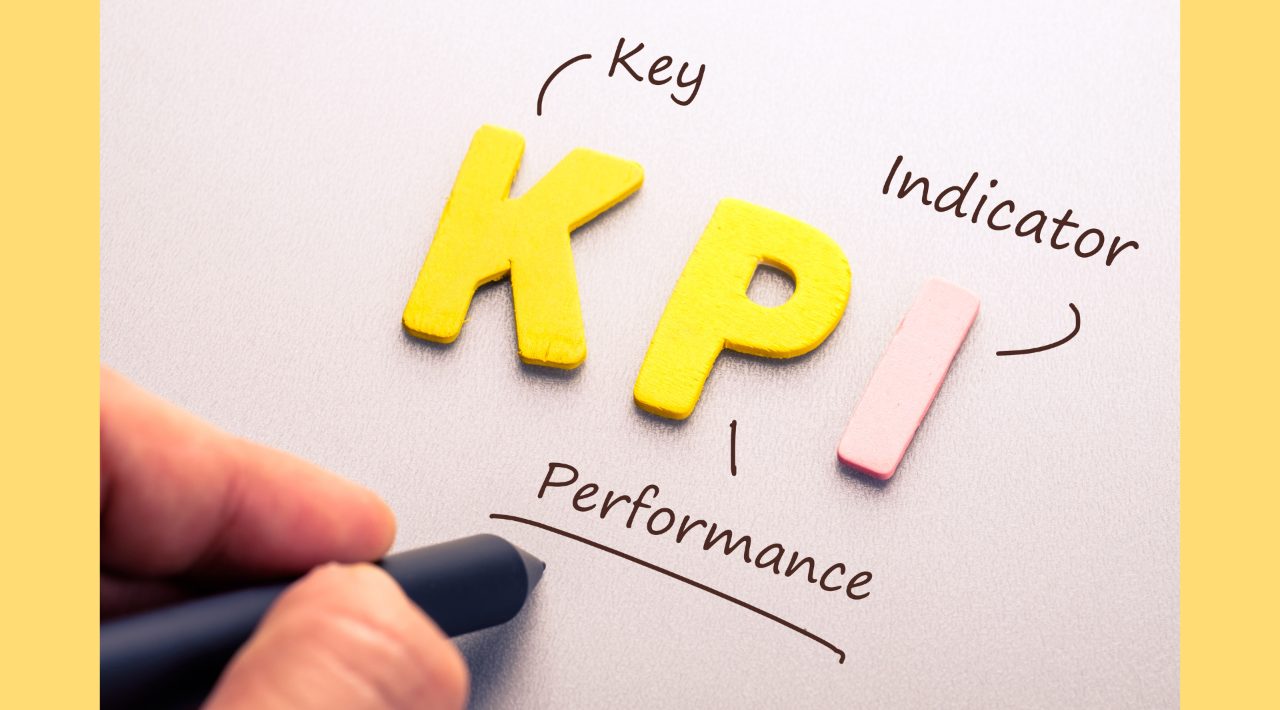 Lettre KPI écrit en majuscule avec la signification inscrite sur chaque lettre: K pour clé, P pour performance et I pour indicateur